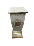 PEDESTAL W/FLOWER